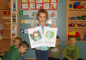 Dziewczynka prezentuje postać ekologa
